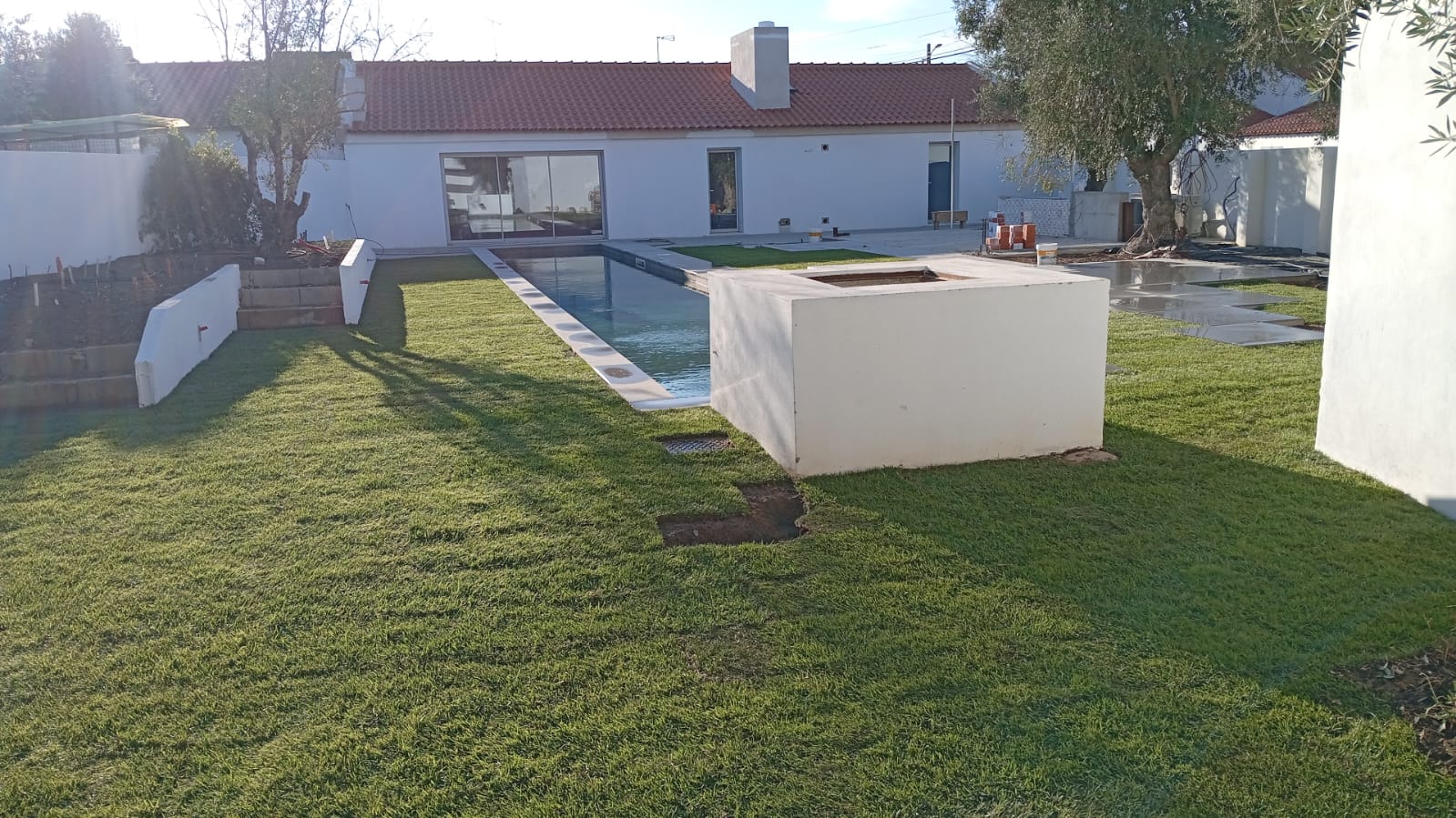 Conclusão da Piscina, Jardim e Pinturas